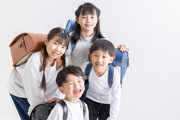 ランドセルを背負っている子ども達