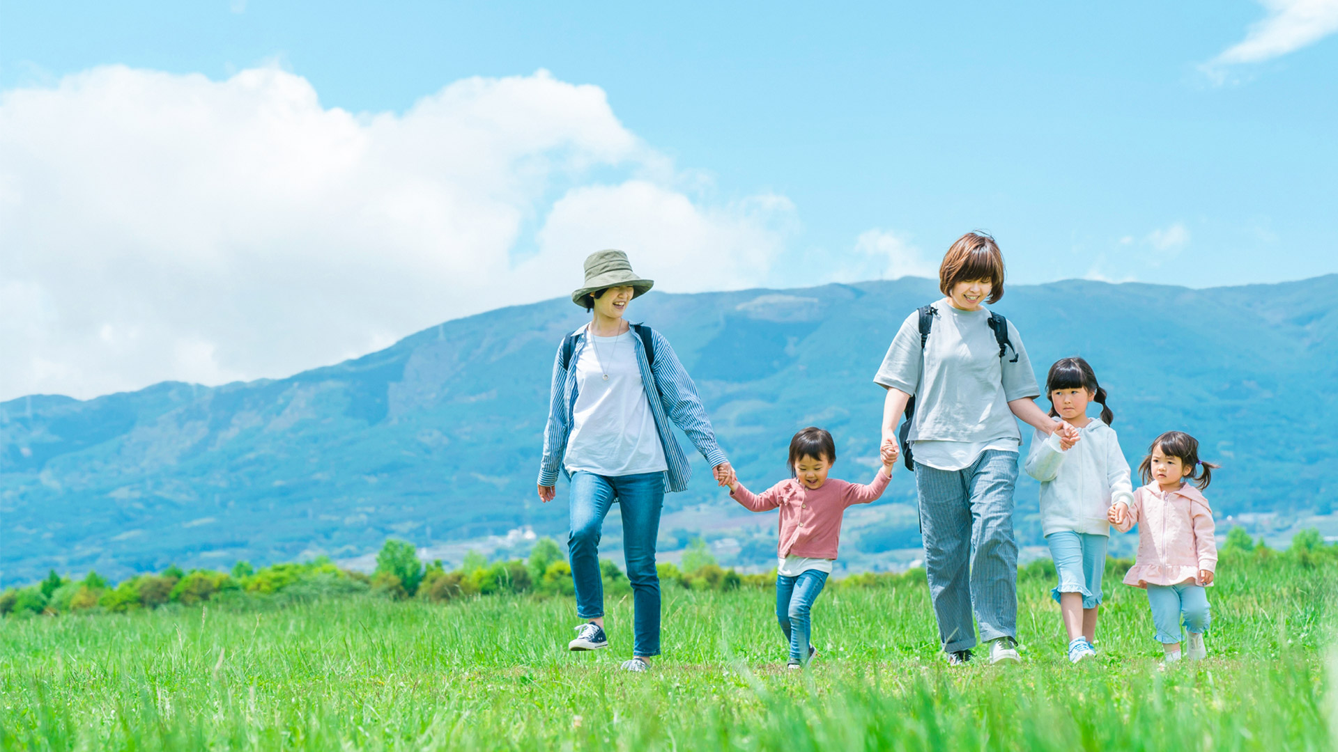 大人と子供が楽しそうにピクニックしている様子