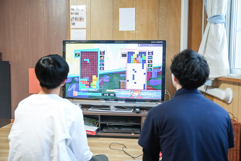 児童相談所と面談している女子中学生