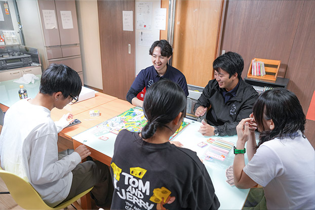 若い男女が話している様子