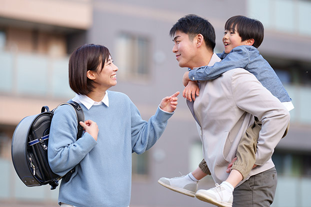 肩車をしている男性と笑っている女性