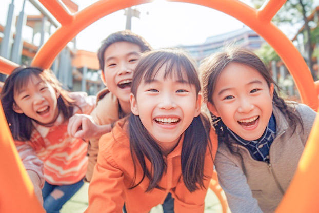 公園で遊ぶ笑顔の子ども達